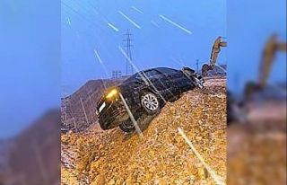 Siirt’te otomobil yol kenarına savruldu, sürücü...