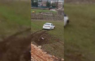 Siirt’te yoldan çıkan otomobil tarlaya girdi