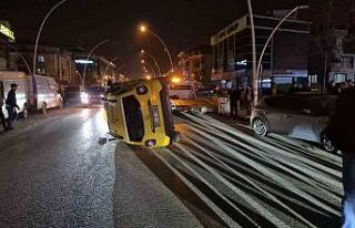 Sıkışan trafikte kontrolden çıkan taksi yan yattı