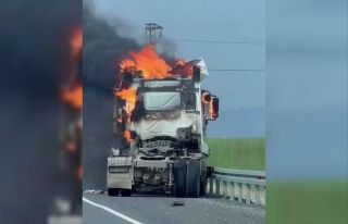 Silopi’de alev alev yanan tır kullanılmaz hale...