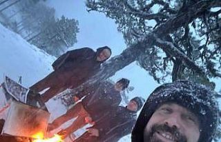 Sındırgı’da zirveye çıkıp kar altında mangal...