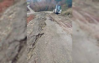 Sinop’ta heyelan sonrası yol ulaşıma açıldı