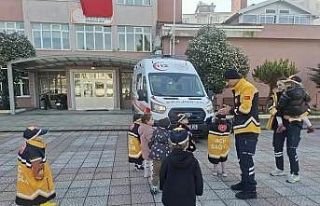 Sinop’ta minik öğrenciler ambulansı yakından...