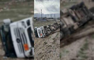 Şırnak’ta atık su tankeri devrildi, sürücü...