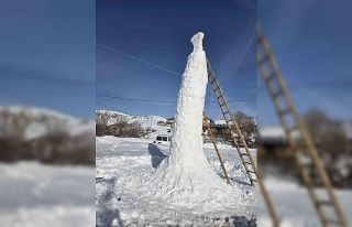 Sivas’ta 8 metre uzunluğundaki kardan adam kuleyi...