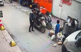 Soğukta üşüyen çocuğa ceketini çıkarıp veren...