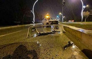 Su birikintisi kazaya sebep oldu: Otomobil önce direğe...