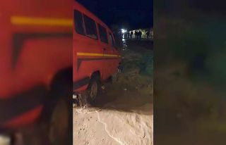 Suda mahsur kalan aileyi İncirliova Belediyesi ekipleri...