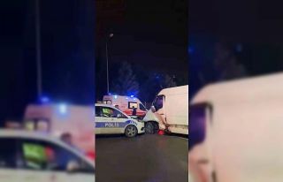 Sultanbeyli’de polis aracı ile otomobil çarpıştı:...