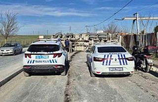 Sultangazi’de beton mikseri devrildi: Sürücü...