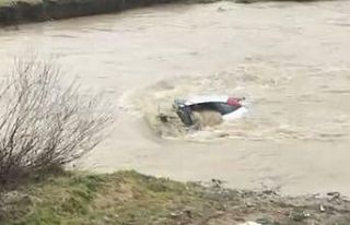 Sürücü kıyıya çıktı, otomobil suda kaldı:...