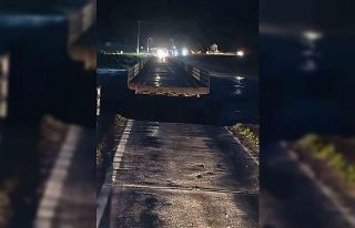 Susurluk’ta selde köprü ortadan ikiye ayrıldı