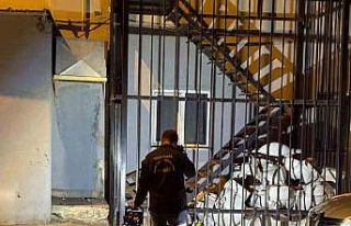 Tabancayla uğraşırken kendini vurdu, silahı yangın...