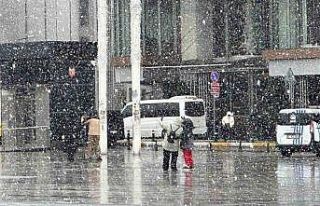 Taksim’de kar yağışı etkili oldu