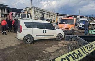 Tamir ettikleri kamyonun kasası üzerlerine düştü:...