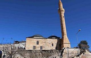 Tarihi caminin istinat duvarı çöktü, o anlar kameralara...