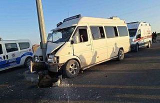 Tarım işçilerini taşıyan minibüs direğe çarptı:...