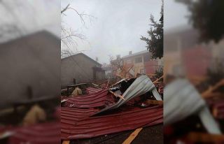 Tarsus’ta yağmur ve fırtına hayatı olumsuz etkiledi