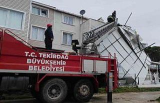 Tekirdağ’da fırtına çatıları uçurdu