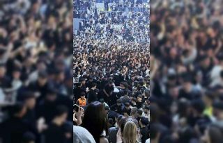 Tekme tokat darp edildi, çevredekiler aldırış...