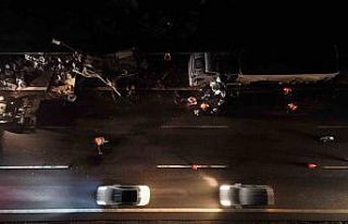 TEM’de mobilya yüklü kamyon ile tır çarpıştı:...