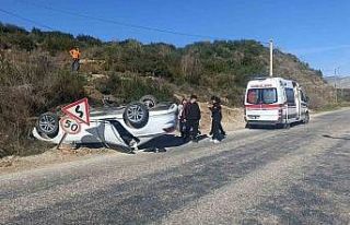 Ters dönen otomobilin sürücüsü yaralandı