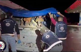 Tır dorsesinde branda altında saklanan 12 kaçak...