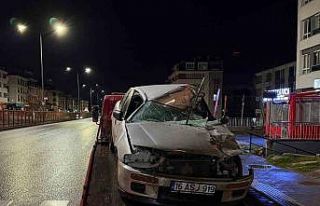 Tıra arkadan çarpan otomobilin sürücüsü yaralandı