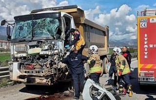 Tırla çarpışan kamyonun sürücüsü yaralandı