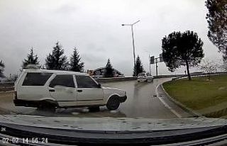 Tofaş marka otomobil yağmurda böyle spin attı