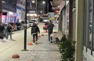 Tokat’ta fırtına ağacı devirdi, vatandaş saniyelerle...