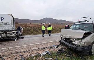 Tokat’ta iki otomobil kafa kafaya çarpıştı:...