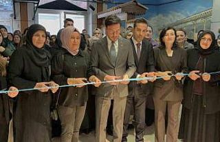 Toktalı kadınların elinde şekillenen çiniler...