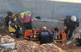 Toprak zemin kaydı, 3 metreden düşüp yaralanan...