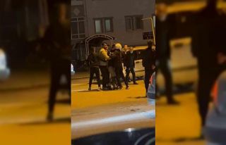 Trafikte tekmeli yumruklu kavga kamerada