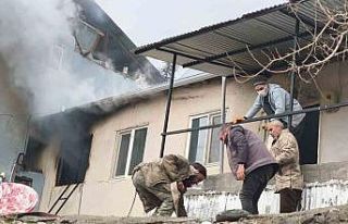 Tunceli’deki ev yangını ekiplerin müdahalesi...