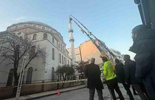 Turgutlu’da hasar gören cami minaresi vinçle düzeltildi