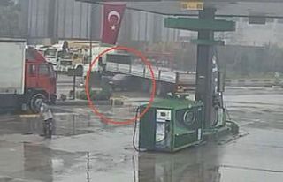 Turgutlu’da otomobil tırın altına ok gibi saplandı....