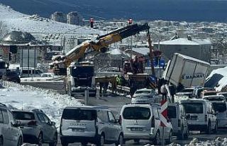 Tuşba’da tır kazasında uzun araç kuyruğu oluştu