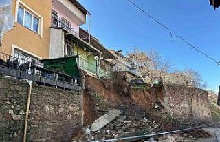 Uşak’ta yağış sonrası istinat duvarı çöktü,...