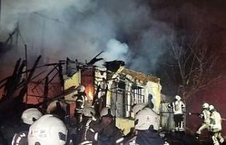 Üsküdar’da iki katlı metruk bina alev alev yandı