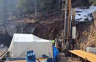 Üzerine kaya düşen işçi öldü