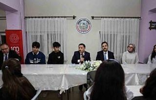 Vali Çiçek, öğrencilerle iftar yaptı