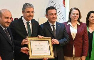 Vali Dr. Erdinç Yılmaz’a ’Sivrihisar Fahri Hemşehrilik...