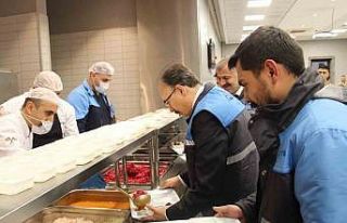 Vali Kızılkaya iftarda madencilerin sofrasında...