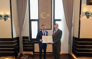 Vali Masatlı, Müftü Topçu’ya başarı belgesi...