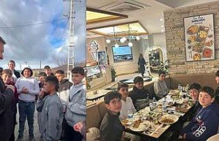 Vali, sokakta top oynayan çocukları iftara davet...