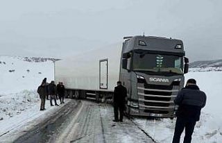 Varto’da kar nedeniyle kayan tır ulaşımı durdurdu