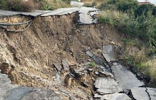 Yağışlar heyelanı tetikledi: Çeşme’de toprak...