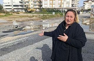 Yağışların sebep olduğu yoldaki çukura koltuklu...